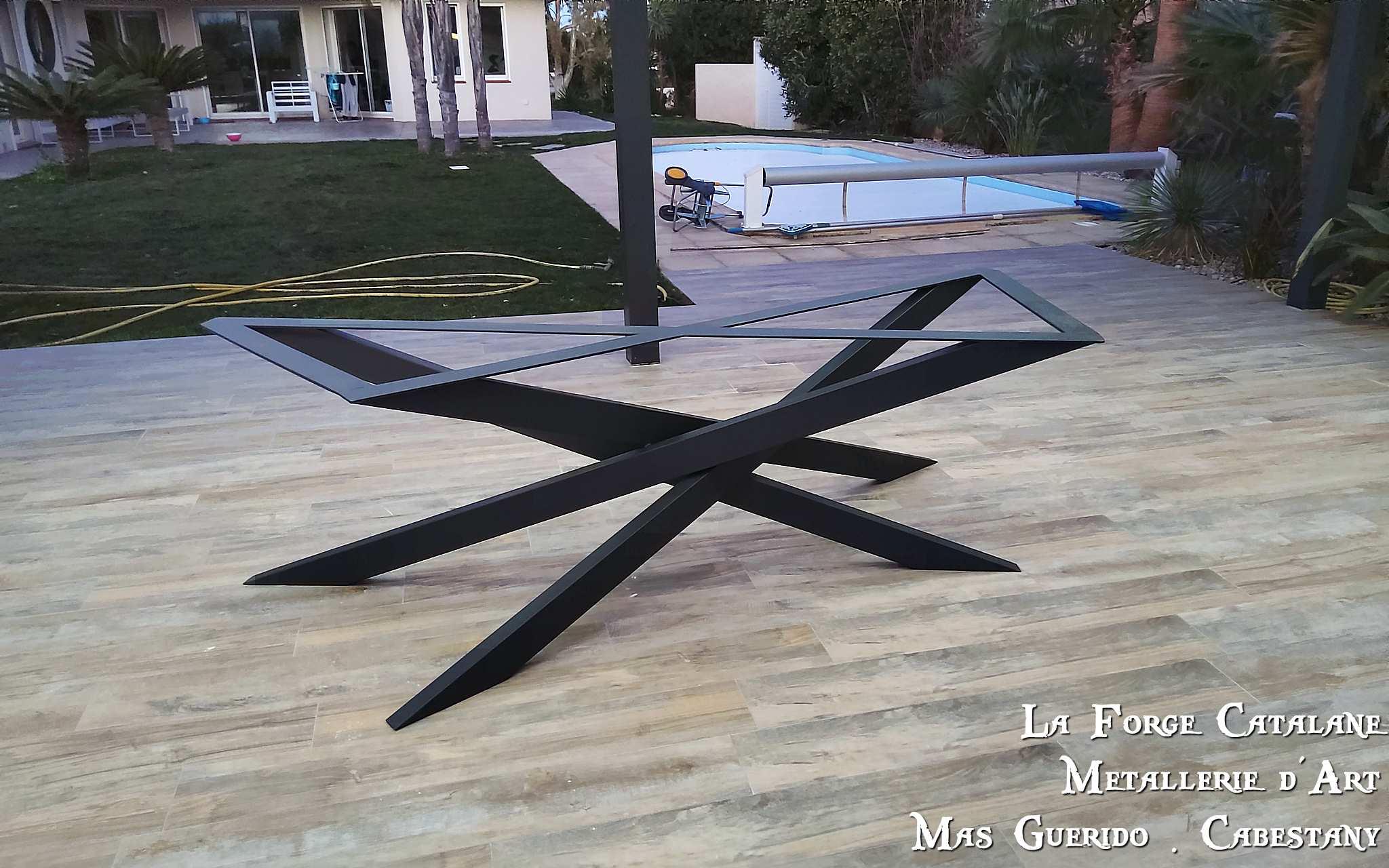 pied de table mikado en fer thermolaque forge catalane.jpg